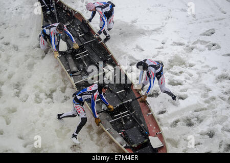 MONTREAL - 23 febbraio: Chez Victor / G.T.H. / Asciutto Shine team Elite al Montreal ghiaccio sfida in canoa sul fiume San Lorenzo Foto Stock