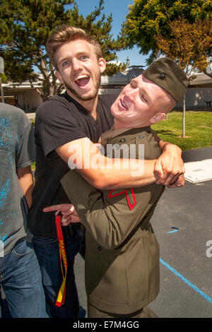 Uno studente di scuola superiore in campus San Clemente, CA, saluta un visitare l'ex compagno di classe che è ora un U.S. Marine. Foto Stock