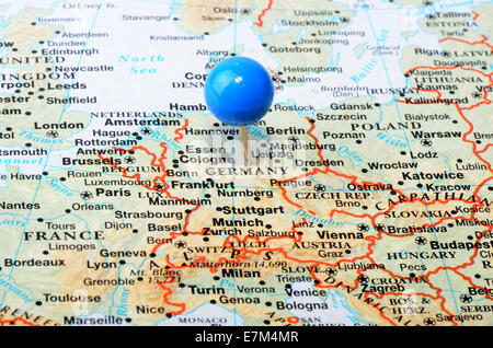 Mappa di Europa che mostra la Germania con un Blu Tack Foto Stock