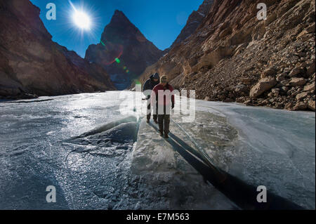 Due escursionisti sono a piedi sulla congelati Zanskar fiume durante Chadar trek Foto Stock