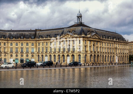 L'architettura storica si riflette nell'acqua specchio in Bordeaux Francia Foto Stock