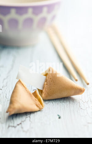 Il Fortune cookie sul tavolo rotto Foto Stock