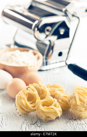 Macchina di metallo per la produzione di pasta fresca e pasta per lasagne.  Fare freschi fatti in casa o di pasta sfoglia a casa Foto stock - Alamy