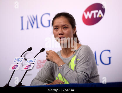 Pechino, Cina. Xxi Sep, 2014. Il cinese famoso giocatore di tennis Li Na reagisce durante la sua pensione conferenza stampa a Pechino, capitale della Cina, Sett. 21, 2014. Cina il primo e unico Grand Slam vincitore Li Na formalmente annunciato la sua pensione sul Sett. 19, lasciando il tennis cinese anelito per la prossima superstar. © Chen Yehua/Xinhua/Alamy Live News Foto Stock