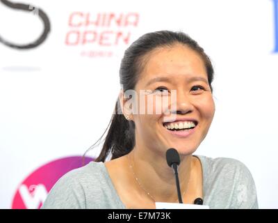 Pechino, Cina. Xxi Sep, 2014. Il cinese famoso giocatore di tennis Li Na reagisce durante la sua pensione conferenza stampa a Pechino, capitale della Cina, Sett. 21, 2014. Cina il primo e unico Grand Slam vincitore Li Na formalmente annunciato la sua pensione il venerdì, lasciando il tennis cinese anelito per la prossima superstar. © Li Wen/Xinhua/Alamy Live News Foto Stock