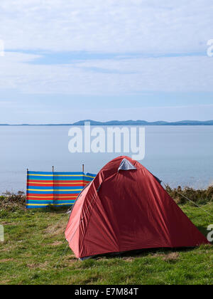 Singola tenda rossa sul campeggio si affaccia su cardigan bay in Wales UK Foto Stock