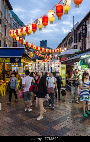 Occupato Chinatown mercati lungo Pagoda St, Chinatown, Singapore Foto Stock