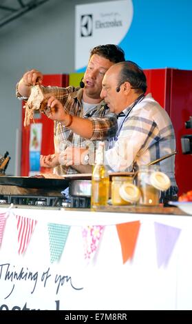 Jamie Oliver e Gennaro Contaldo demo di cottura nella grande cucina alla big feastival detenuti presso Alex James?? Agriturismo vicino a Kingham, O Foto Stock