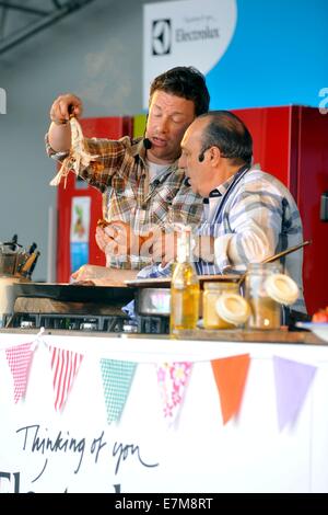 Jamie Oliver e Gennaro Contaldo demo di cottura nella grande cucina alla big feastival detenuti presso Alex James?? Agriturismo vicino a Kingham, O Foto Stock