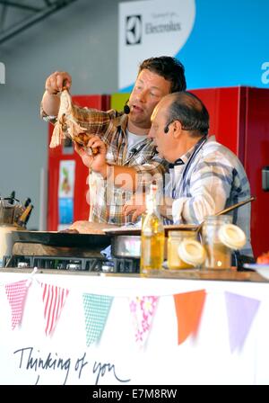 Jamie Oliver e Gennaro Contaldo demo di cottura nella grande cucina alla big feastival detenuti presso Alex James?? Agriturismo vicino a Kingham, O Foto Stock