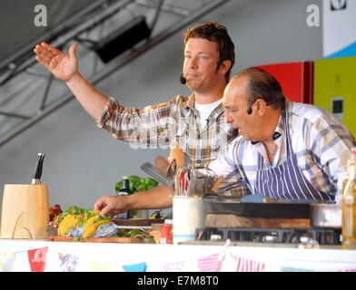 Jamie Oliver e Gennaro Contaldo demo di cottura nella grande cucina alla big feastival detenuti presso Alex James?? Agriturismo vicino a Kingham, O Foto Stock