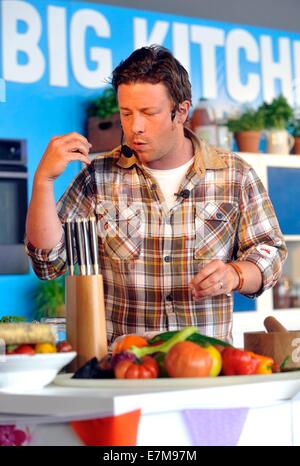 Jamie Oliver demo di cottura nella grande cucina alla big feastival detenuti presso Alex James? Agriturismo vicino a Kingham, Oxfordshire 01/09/20122 Foto Stock