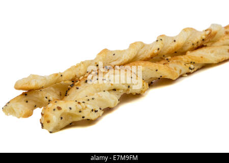 Close-up di alcuni formaggi twist pasta su sfondo bianco Foto Stock