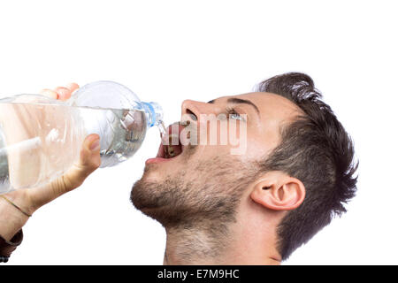 Ritratto di giovane uomo acqua potabile dalla bottiglia isolato su sfondo bianco Foto Stock