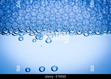 Close-up di acqua con bolle di acqua blu Foto Stock