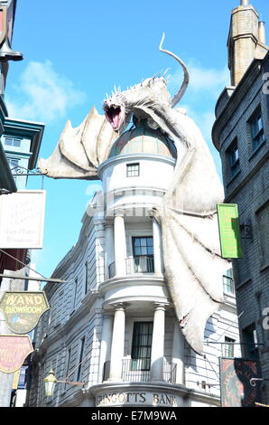 Dragon sulla sommità di Gringotts Bank in Diagon Alley al mondo di Wizarding di Harry Potter in espansione, Universal Studios Orlando Foto Stock