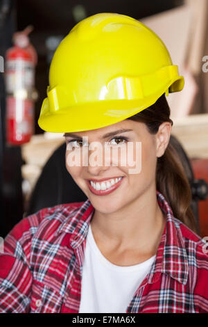 Architetto femmina INDOSSARE COPRICAPO RIGIDO Foto Stock