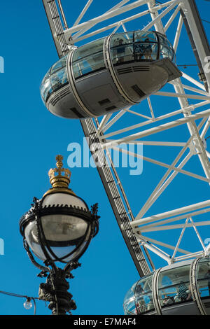 Dettagli del London Eye con profondo blu del cielo Foto Stock