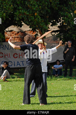 Tai Chi con la spada di classe nel parco, Italia Foto Stock