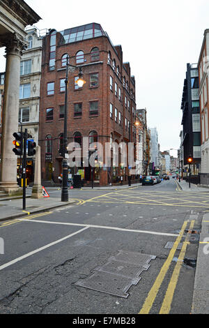 Guardando verso il basso dalla Maddox Street a New Bond Street Mayfair London Regno Unito Foto Stock