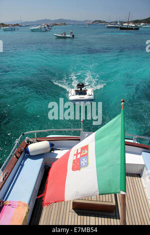 Marittima bandiera italiana in tour in barca di crociera a La Maddalena Arcipelago Sardegna Italia Foto Stock