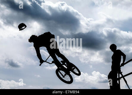 BMX piloti al Brownstock Festival in Essex. Foto Stock