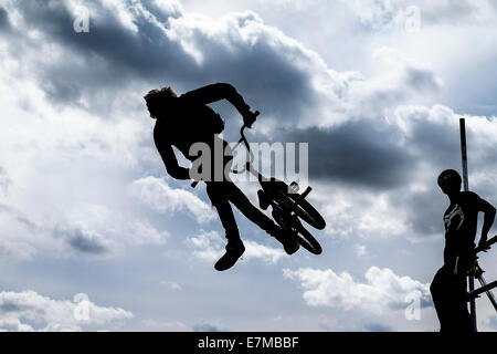 BMX piloti al Brownstock Festival in Essex. Foto Stock