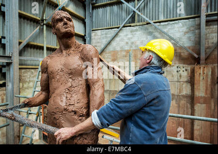 Colin Caffell, uno scultore al lavoro sul suo stagno Mining Memorial Sculpture. Foto Stock