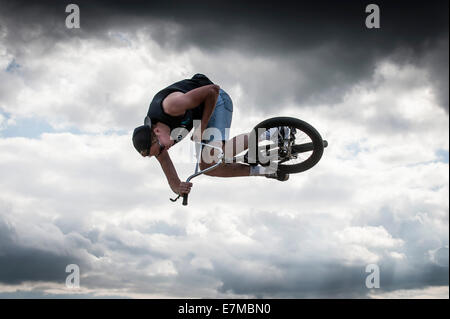 Un rider BMX al Brownstock Festival in Essex. Foto Stock