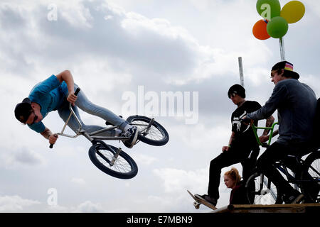 BMX piloti al Brownstock Festival in Essex. Foto Stock