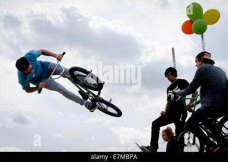 BMX piloti al Brownstock Festival in Essex. Foto Stock