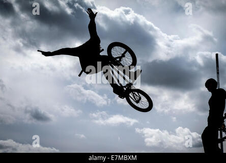 BMX piloti al Brownstock Festival in Essex. Foto Stock