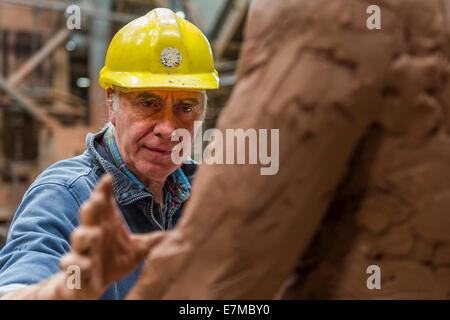 Colin Caffell, uno scultore al lavoro sul suo stagno Mining Memorial Sculpture. Foto Stock