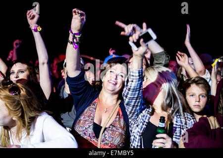 Festivalgoers eccitato che si diverte a Brownstock Festival in Essex. Foto Stock