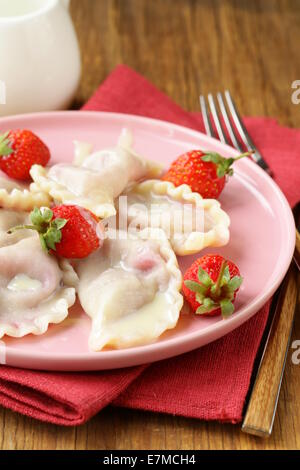 Gnocchi di patate con frutti di bosco e salsa panna con fragole fresche Foto Stock