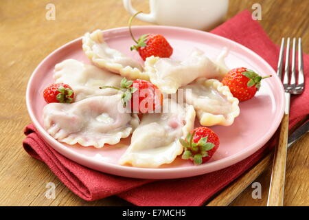 Gnocchi di patate con frutti di bosco e salsa panna con fragole fresche Foto Stock