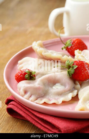 Gnocchi di patate con frutti di bosco e salsa panna con fragole fresche Foto Stock