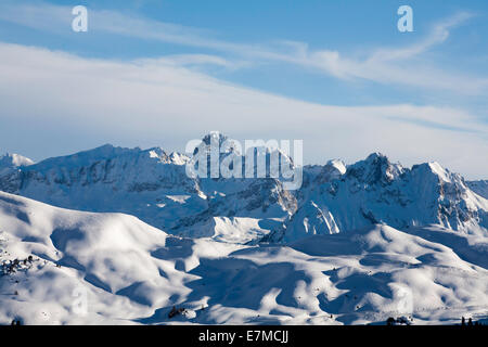 Innevate vette che si eleva al di sopra Col Rodella Selva Dolomiti Italia Foto Stock