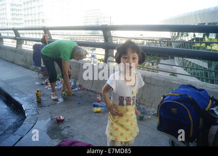 Con i nonni la raccolta dei rifiuti bambina in Cina Foto Stock