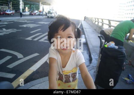 Con i nonni la raccolta dei rifiuti bambina in Cina Foto Stock