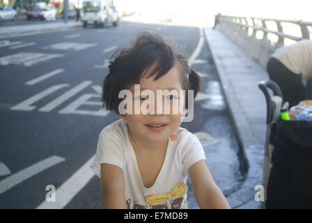 Con i nonni la raccolta dei rifiuti bambina in Cina Foto Stock