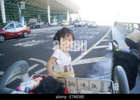 Con i nonni la raccolta dei rifiuti bambina in Cina Foto Stock