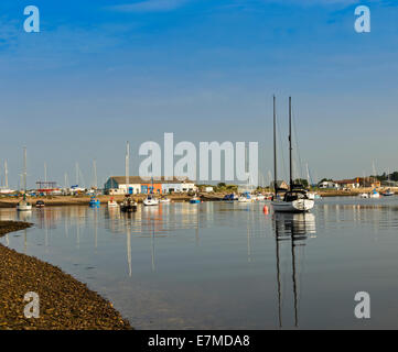 FINHORN baia vicino a Forres MORAY Scozia con barche ormeggiate e cantiere di riparazione Foto Stock