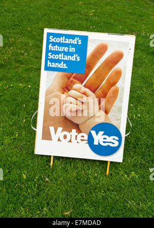 Indipendenza scozzese referendum 2014 votare sì segno SCOTLANDS FUTURO IN SCOTLANDS MANI Foto Stock