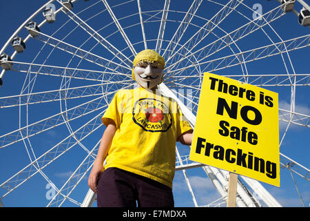 Manchester, Regno Unito 21 Settembre, UK. 'Non vi è cassaforte Fracking" afferma Morgan Marshall, 12 anni da Lytham St Annes presso l frack libera Greater Manchester il rally e la lobby del partito laburista conferenza di Manchester. Un marzo da Piccadilly Gardens in solidarietà con le centinaia di migliaia di persone previsto per marzo a New York, Londra e altre otto grandi città alla domanda di azione sul cambiamento climatico. Libera Frack Greater Manchester si aspetta che il rally per essere il più grande raduno contro fracking NEL REGNO UNITO. Protesta contro gas metano inquinamento. Foto Stock