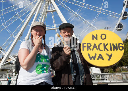 "No Fracking Way", cartelloni e striscioni al rally e alla lobby del Partito laburista di Frack Free Greater Manchester. Una marcia dai Piccadilly Gardens per chiedere un’azione sul cambiamento climatico. Frack Free Greater Manchester si aspetta che il raduno della ribellione di estinzione sia il più grande raduno contro il fracking nel Regno Unito. Foto Stock