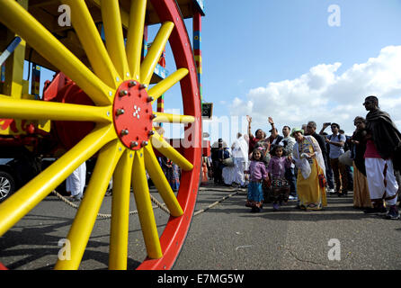 Hove, Brighton, Sussex, Regno Unito. Il 21 settembre 2014. Centinaia di Hare Krishna seguaci prendere parte all'annuale Festival Rathayatra carri sfilano lungo lungomare Hove Rathayatra è una festa per il Signore Krishna e i suoi devoti. Il suo un evento spirituale straordinario che proviene da Jagannatha Puri sulla costa est dell India e risale a più di duemila anni. Tutti i canti gli Hare Krishna maha-mantra e danze in ecstacy come Krishna nella sua forma di Jagannatha viene tirato lungo su un enorme carrello di legno per la statua della Pace sul lungomare di Hove e torna di nuovo Credito: Simon Dack/Alamy Live News Foto Stock