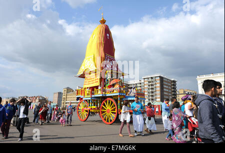 Hove, Brighton, Sussex, Regno Unito. Il 21 settembre 2014. Centinaia di Hare Krishna seguaci prendere parte all'annuale Festival Rathayatra carri sfilano lungo lungomare Hove Rathayatra è una festa per il Signore Krishna e i suoi devoti. Il suo un evento spirituale straordinario che proviene da Jagannatha Puri sulla costa est dell India e risale a più di duemila anni. Tutti i canti gli Hare Krishna maha-mantra e danze in ecstacy come Krishna nella sua forma di Jagannatha viene tirato lungo su un enorme carrello di legno per la statua della Pace sul lungomare di Hove e torna di nuovo Credito: Simon Dack/Alamy Live News Foto Stock