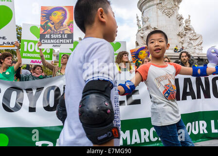 Parigi, Francia. Bambini francesi che giocano a rollerblading alla Public Energy Demonstration, ONG internazionale, marcia di protesta contro il clima, persone in possesso di segni e banner, dimostrazione di ecologia solidarietà movimento giovanile, comunità cinese di parigi, protesta contro il clima francia, dimostrazione del clima giovanile francia, ragazzi parigi Foto Stock