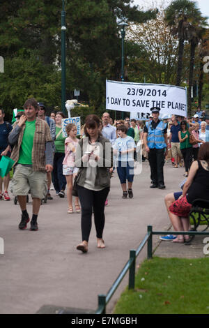 Bournemouth, Regno Unito. Xxi Sett 2014. Il clima di marzo in Bournemouth Dorset, Regno Unito. Gli attivisti chiamata per energia pulita a Bournemouth, come parte di una giornata di azione globale come un vertice di emergenza dei leader politici di tutto il mondo si svolgerà a New York presieduto dal Segretario Generale delle Nazioni Unite Ban Ki-moon oltre 1000 marche sono attesi in tutto il mondo con oltre 38 milioni di persone che prendono parte Credito: Carolyn Jenkins/Alamy Live News Foto Stock